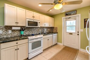 Fridge, stovetop, coffee/tea maker, cookware/dishes/utensils - Salty Dog 2bed/1.5bath condo at The Reef Resort with shared pool & more! (Marathon)