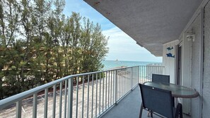 Outdoor dining - Clara`s Ocean Gem Condo 2bed 2bath third floor with elevator, pool & ocean views (Key Colony Beach)