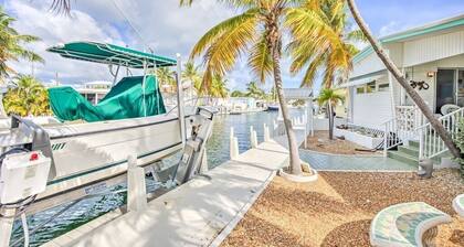 Bob's Harbor View is a charming 2-bedroom, 2-bathroom retreat nestled near the picturesque Seven Mile Bridge.