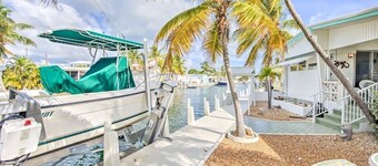 Bob's Harbor View is a charming 2-bedroom, 2-bathroom retreat nestled near the picturesque Seven Mile Bridge.