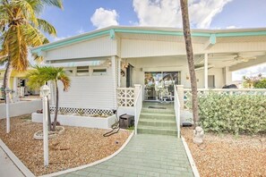 Exterior - Bob's Harbor View is a charming 2-bedroom, 2-bathroom retreat nestled near the picturesque Seven Mile Bridge. (Marathon)