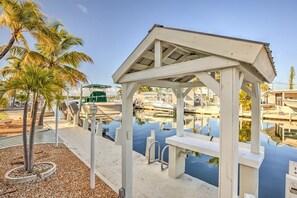 Marina - Bob's Harbor View is a charming 2-bedroom, 2-bathroom retreat nestled near the picturesque Seven Mile Bridge. (Marathon)