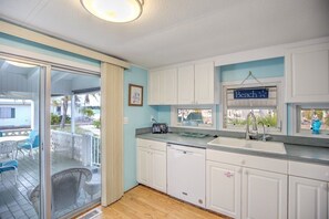 Oven, stovetop, coffee/tea maker, cookware/dishes/utensils - Bob's Harbor View is a charming 2-bedroom, 2-bathroom retreat nestled near the picturesque Seven Mile Bridge. (Marathon)