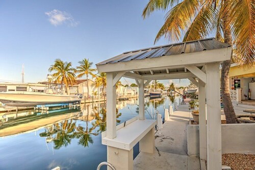 Bob's Harbor View is a charming 2-bedroom, 2-bathroom retreat nestled near the picturesque Seven Mile Bridge.