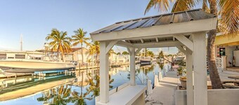 Bob's Harbor View is a charming 2-bedroom, 2-bathroom retreat nestled near the picturesque Seven Mile Bridge.