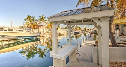 Bob's Harbor View is a charming 2-bedroom, 2-bathroom retreat nestled near the picturesque Seven Mile Bridge.