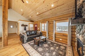 Una televisión, una chimenea, una oficina