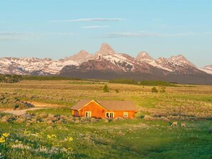Exterior - Dreamy Log Cabin, Epic Teton Views, & Dog Friendly (Tetonia)