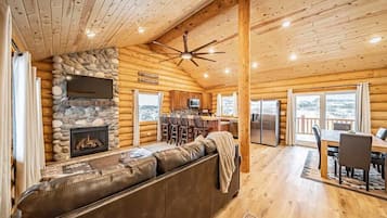 Fernseher, Kamin, Arbeitsbereiche