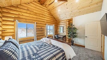 2 quartos, escrivaninha, ferros/tábuas de passar roupa, berço de viagem