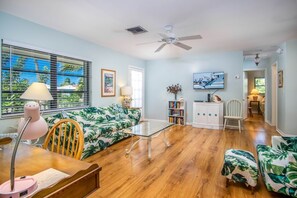 Smart TV - Welcome to Almost Paradise, a 3 bedroom 2 bath tropical home tucked away on Flamingo Island. (Marathon)