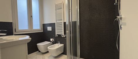 Douche, sĂšche-cheveux, bidet, serviettes fournies