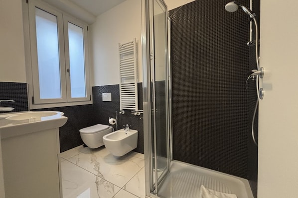 Dusche, Haartrockner, Bidet, Handtücher