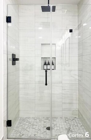 Douche, sèche-cheveux, serviettes fournies, savon