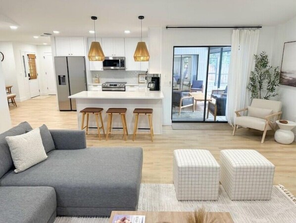 Smart-TV, Kamin, Bücher