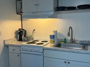Fridge, microwave, oven, coffee/tea maker - Clean and Quiet Studio Apartment C (Nome)
