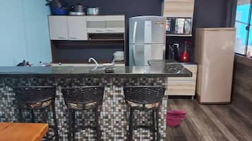 Refrigerador, microondas, horno y parrilla de estufa