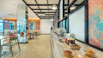 Petit déjeuner buffet (200 THB par personne)