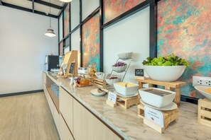 Bữa sáng buffet hàng ngày với phụ phí nhỏ