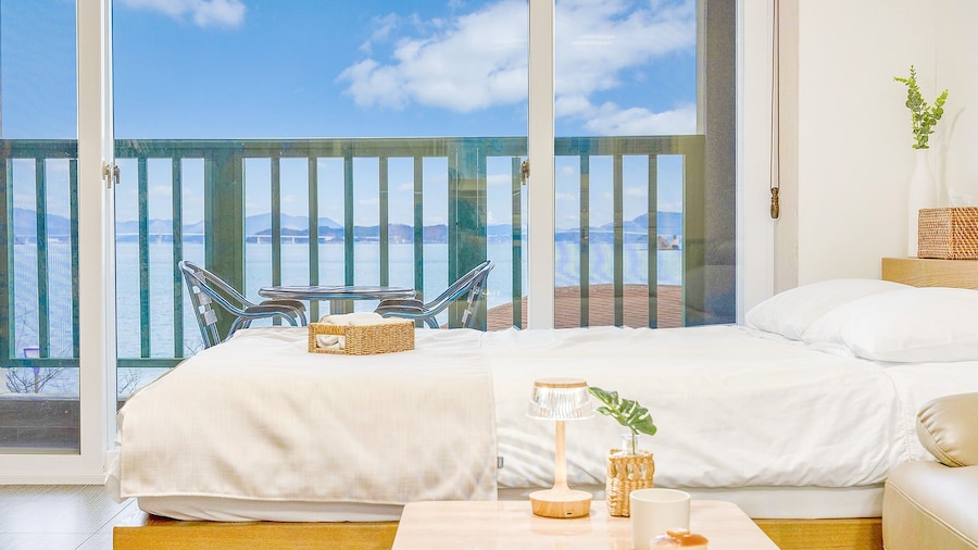 Geoje Beachwhite Pension