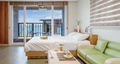 Geoje Beachwhite Pension
