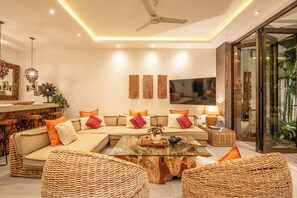 Exterior - Luxury 4BR Haven, Steps to Canggu's Beach Elegance (Canggu)