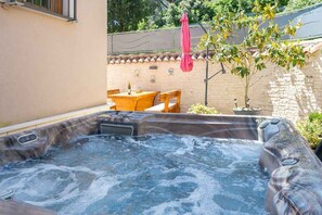 Outdoor dining - Villa with sea views and private jacuzzi (Krnica)