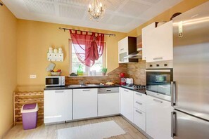 冷蔵庫、電子レンジ、オーブン、コンロ