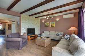 テレビ、DVD プレーヤー、ステレオ