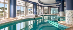 Una piscina cubierta, una piscina al aire libre