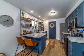 Jääkaappi, mikroaaltouuni, uuni, liesi