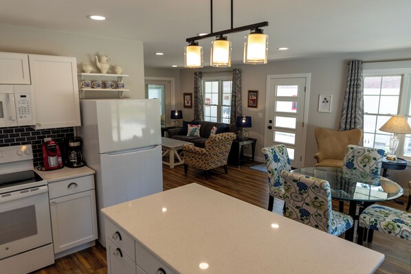 Refrigerador, microondas, horno y parrilla de estufa