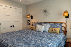 1 bedroom, free WiFi, bed sheets - Door County Cottage steps from Lake Michigan Beach in Jacksonport WI (Sturgeon Bay)