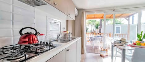 Fridge, stovetop