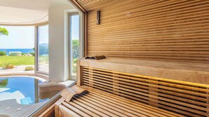 Moderni spa-alue, jossa on puuseinä, poreallas ja näkymä ulos.