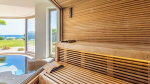 Uma área de spa moderna com parede de madeira, hidromassagem e vista para o exterior.