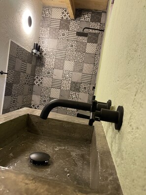 Chambre Double Standard | Salle de bain | Douche, douche à « effet pluie », sèche-cheveux, serviettes fournies