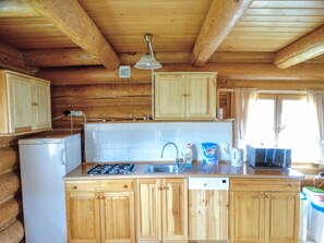 Kühlschrank, Mikrowelle, Geschirrspüler, Kochgeschirr/Geschirr/Besteck