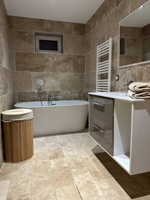 Douche, serviettes fournies, savon, shampoing