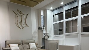 Un salon moderne avec un canapé, une table basse et un radiateur.