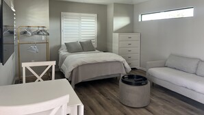 1 bedroom, iron/ironing board, free WiFi, bed sheets - Charming Backyard Guesthouse with Private Kitchenette and Bath (Naples)