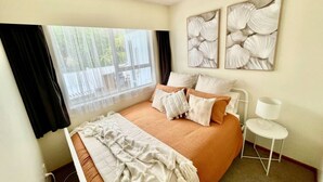 4 bedrooms, iron/ironing board, travel cot, free WiFi - Pipi Palace Ruakaka – Ideal for Work & Family Stays (Ruakaka)
