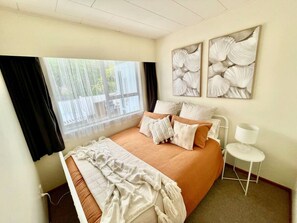 4 habitaciones, tabla de planchar con plancha y cuna de viaje 