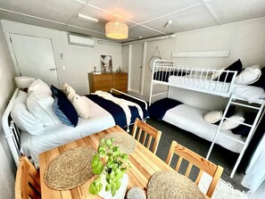 4 slaapkamers, een strijkplank/strijkijzer, reisbedje, gratis wifi