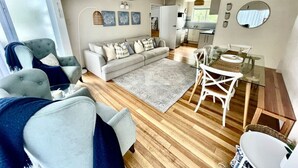 Books - Pipi Palace Ruakaka – Ideal for Work & Family Stays (Ruakaka)