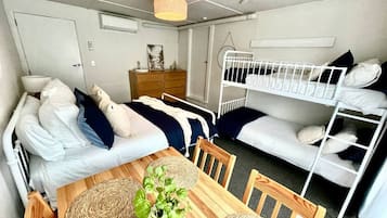 4 slaapkamers, een strijkplank/strijkijzer, reisbedje, gratis wifi