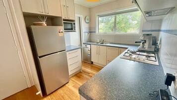 Een koelkast, een microgolfoven, een oven, een kookplaat