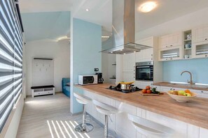 Fridge, microwave, stovetop, dishwasher