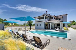 Pool - Villa with heated pool (Premantura)