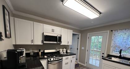 Cozy Cottage / Writers Retreat . Nestled in the woods . Private